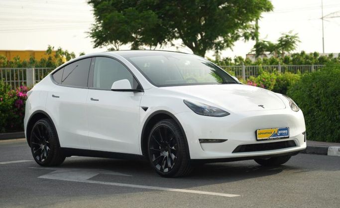 Подержанный Tesla Model Y Long Range I, 2022 в Абу-Даби от Advantage Motors Белый цвет. GCC | AUTO.AE