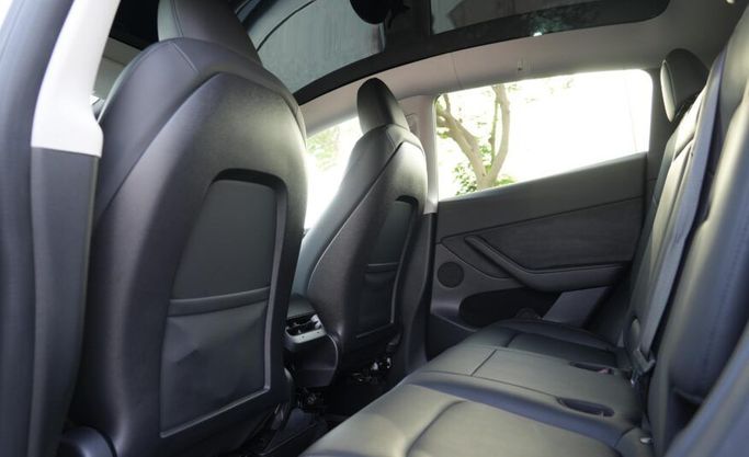 Подержанный Tesla Model Y Long Range I, 2022 в Абу-Даби от Advantage Motors Белый цвет. GCC | AUTO.AE