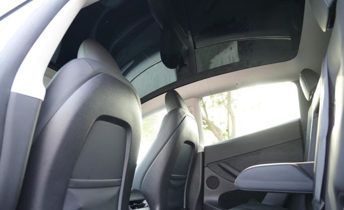 Подержанный Tesla Model Y Long Range I, 2022 в Абу-Даби от Advantage Motors Белый цвет. GCC | AUTO.AE