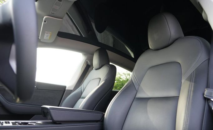 Подержанный Tesla Model Y Long Range I, 2022 в Абу-Даби от Advantage Motors Белый цвет. GCC | AUTO.AE