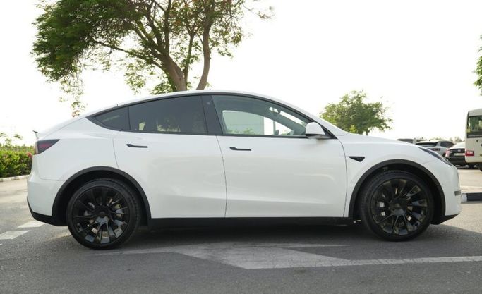 Подержанный Tesla Model Y Long Range I, 2022 в Абу-Даби от Advantage Motors Белый цвет. GCC | AUTO.AE