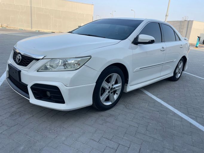 Used Toyota Aurion II, 3.5 l, 2013 in Abu Dhabi, White color. GCC Specs | AUTO.AE
