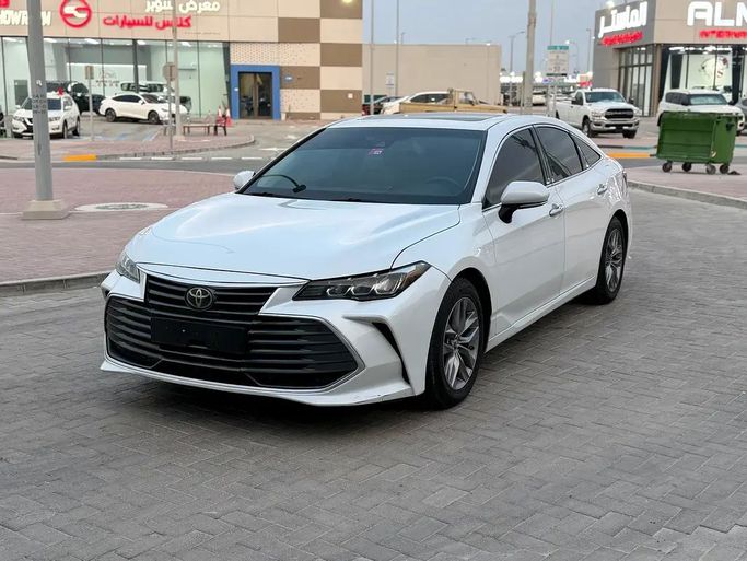 Подержанный Toyota Avalon V, 3.5 л, 2020 в Абу-Даби от Al Laith Cars Showroom Белый цвет. GCC | AUTO.AE