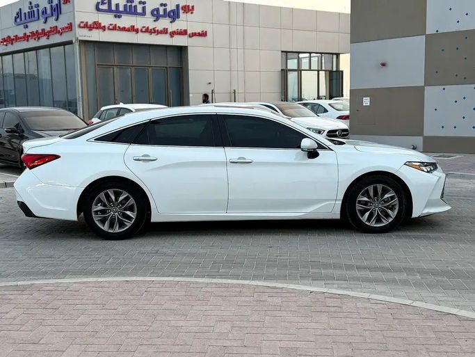 Подержанный Toyota Avalon V, 3.5 л, 2020 в Абу-Даби от Al Laith Cars Showroom Белый цвет. GCC | AUTO.AE