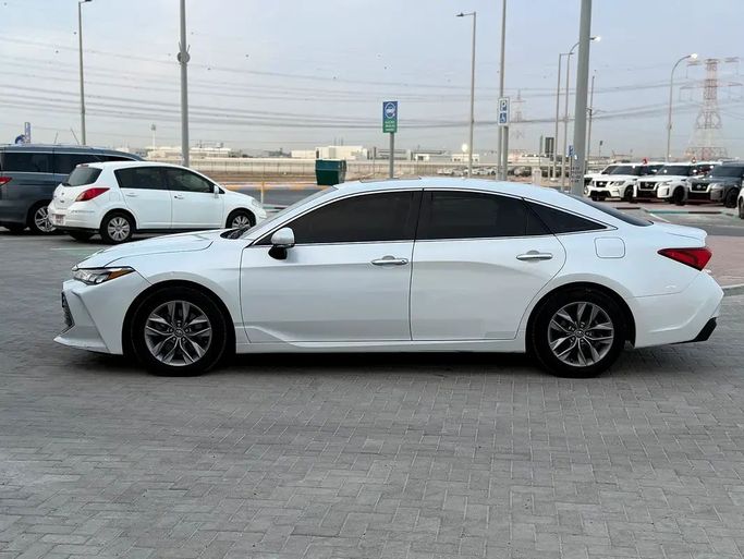 Подержанный Toyota Avalon V, 3.5 л, 2020 в Абу-Даби от Al Laith Cars Showroom Белый цвет. GCC | AUTO.AE