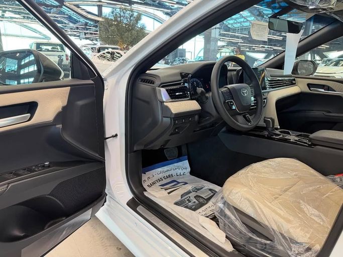 Новый Toyota Camry IX (XV80), 2.5 л, 2025 в Абу-Даби от Baniyas Cars Abu Dhabi Белый цвет. GCC | AUTO.AE