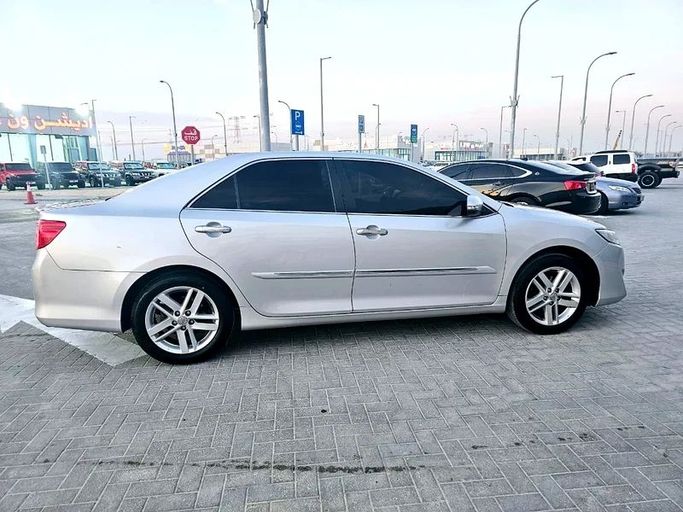 Used Toyota Camry VII (XV50) Facelift, 2.0 l, 2015 in Abu Dhabi by Al Asad Automobile Showroom, Silver color. GCC Specs | AUTO.AE