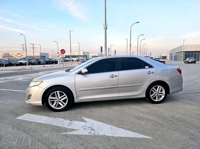 Used Toyota Camry VII (XV50) Facelift, 2.0 l, 2015 in Abu Dhabi by Al Asad Automobile Showroom, Silver color. GCC Specs | AUTO.AE