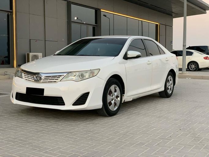 Used Toyota Camry VII (XV50), 2.5 l, 2014 in Abu Dhabi by Al Fajr Automobile showroom, White color. GCC Specs | AUTO.AE