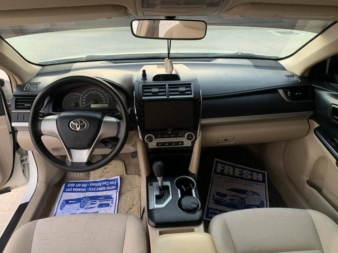 Used Toyota Camry VII (XV50), 2.5 l, 2014 in Abu Dhabi by Al Fajr Automobile showroom, White color. GCC Specs | AUTO.AE