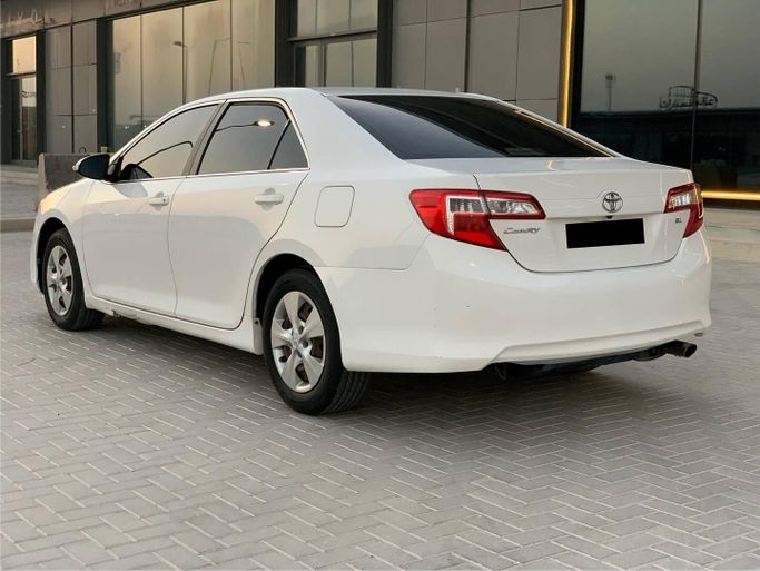 Used Toyota Camry VII (XV50), 2.5 l, 2014 in Abu Dhabi by Al Fajr Automobile showroom, White color. GCC Specs | AUTO.AE