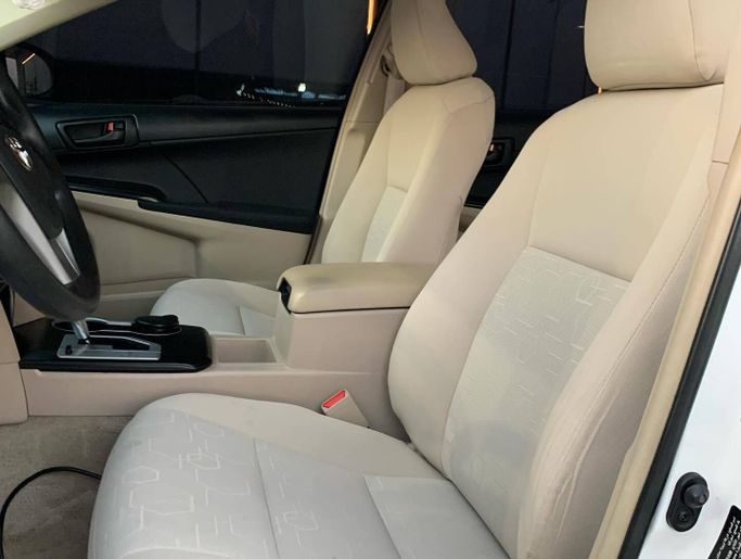 Used Toyota Camry VII (XV50), 2.5 l, 2014 in Abu Dhabi by Al Fajr Automobile showroom, White color. GCC Specs | AUTO.AE