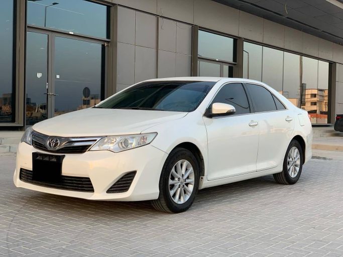 Used Toyota Camry VII (XV50) Facelift, 2.5 l, 2015 in Abu Dhabi by Al Fajr Automobile showroom, White color. GCC Specs | AUTO.AE