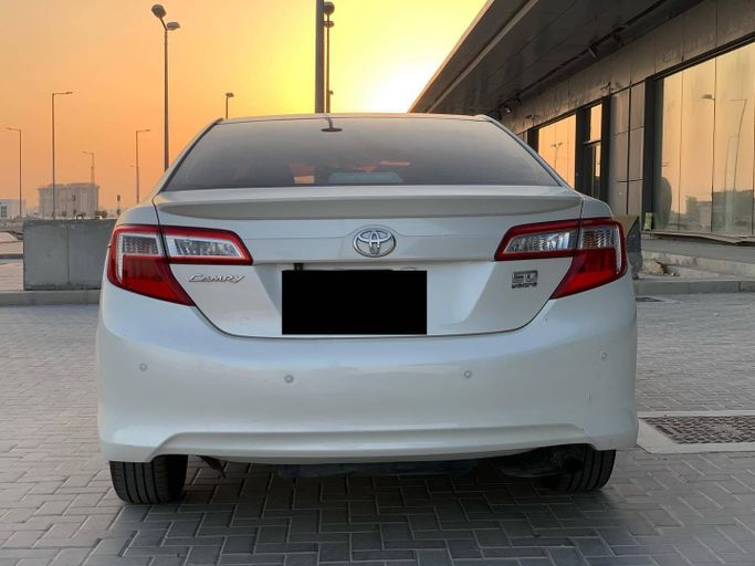 Used Toyota Camry VII (XV50) Facelift, 2.5 l, 2015 in Abu Dhabi by Al Fajr Automobile showroom, White color. GCC Specs | AUTO.AE