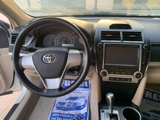 Used Toyota Camry VII (XV50) Facelift, 2.5 l, 2015 in Abu Dhabi by Al Fajr Automobile showroom, White color. GCC Specs | AUTO.AE