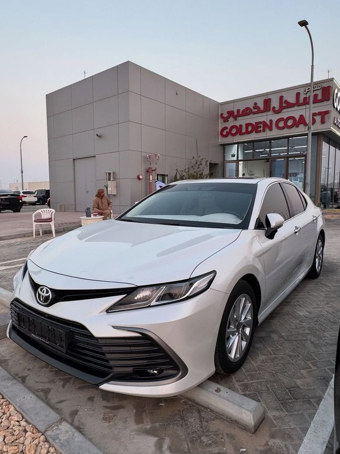 Подержанный Toyota Camry VIII (XV70) Рестайлинг, 2.5 л, 2024 в Абу-Даби от Golden coast automobile showroom Белый цвет.  | AUTO.AE