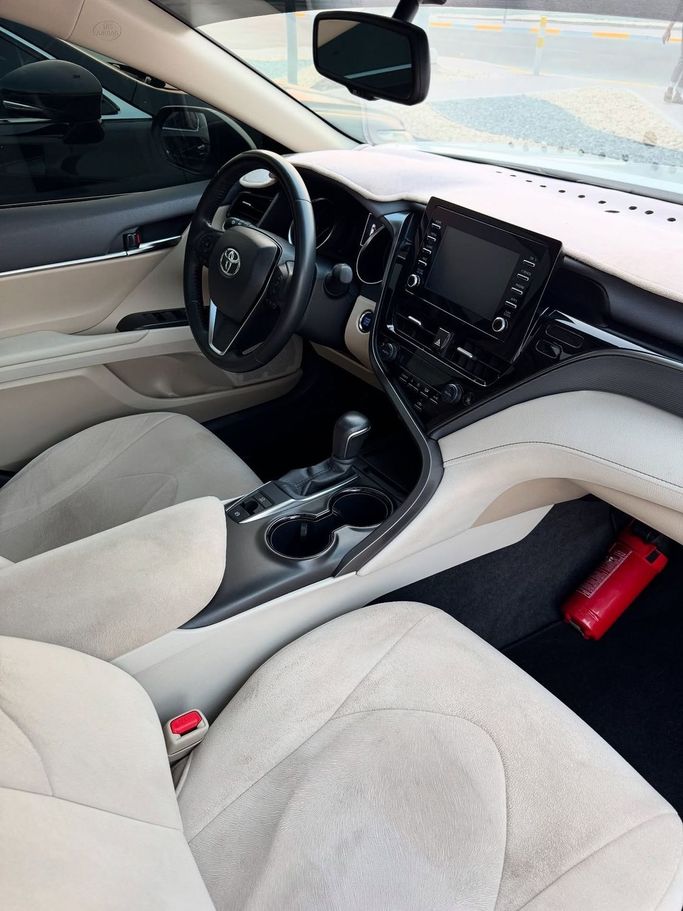 Подержанный Toyota Camry VIII (XV70) Рестайлинг, 2.5 л, 2024 в Абу-Даби от Golden coast automobile showroom Белый цвет.  | AUTO.AE