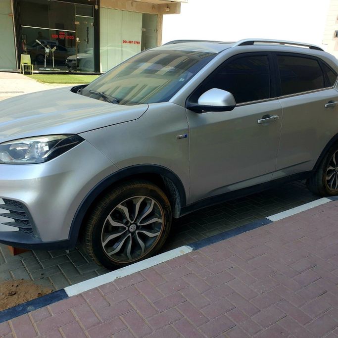 Подержанный Toyota Camry VIII (XV70) Рестайлинг, 2.5 л, 2024 в Абу-Даби от Golden coast automobile showroom Белый цвет.  | AUTO.AE