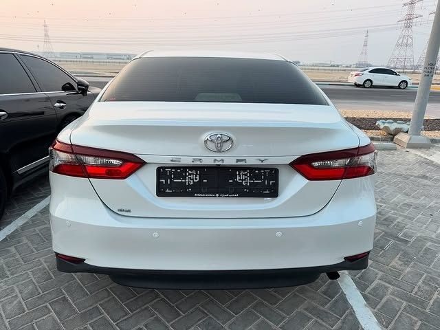 Подержанный Toyota Camry VIII (XV70) Рестайлинг, 2.5 л, 2024 в Абу-Даби от Golden coast automobile showroom Белый цвет.  | AUTO.AE