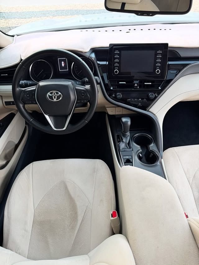 Подержанный Toyota Camry VIII (XV70) Рестайлинг, 2.5 л, 2024 в Абу-Даби от Golden coast automobile showroom Белый цвет.  | AUTO.AE