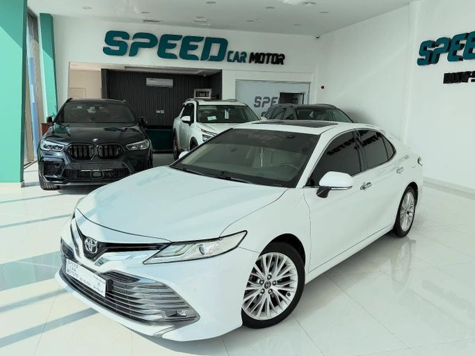 Подержанный Toyota Camry VIII (XV70), 3.5 л, 2019 в Абу-Даби от Speed Car Motors Белый цвет.  | AUTO.AE