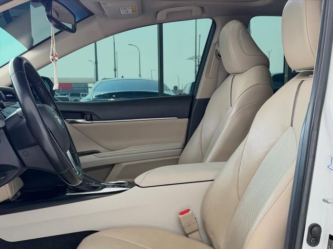 Подержанный Toyota Camry VIII (XV70), 3.5 л, 2019 в Абу-Даби от Speed Car Motors Белый цвет.  | AUTO.AE