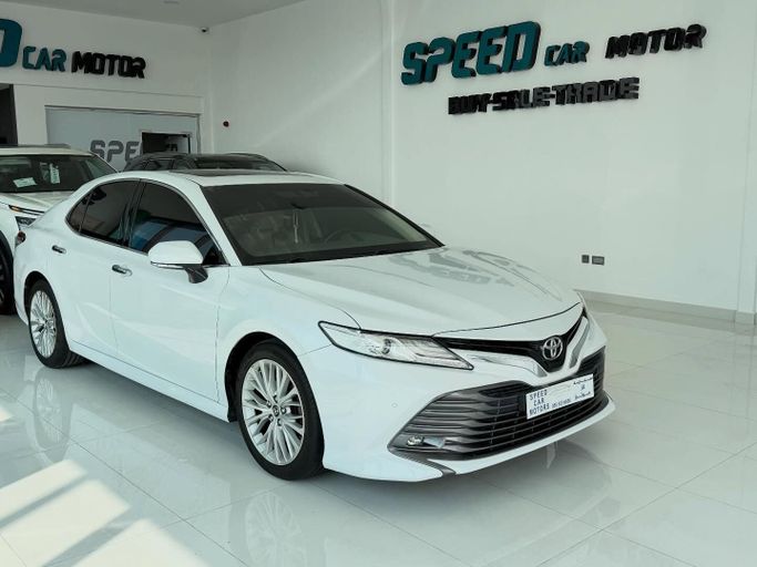 Подержанный Toyota Camry VIII (XV70), 3.5 л, 2019 в Абу-Даби от Speed Car Motors Белый цвет.  | AUTO.AE