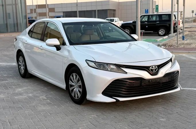 Подержанный Toyota Camry VIII (XV70), 2.5 л, 2019 в Абу-Даби от Al Laith Cars Showroom Белый цвет. GCC | AUTO.AE