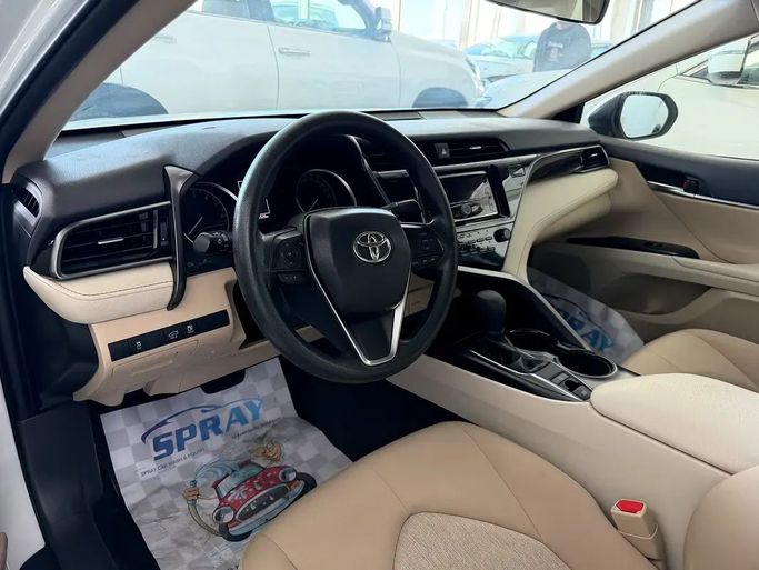 Подержанный Toyota Camry VIII (XV70), 2.5 л, 2019 в Абу-Даби от Al Laith Cars Showroom Белый цвет. GCC | AUTO.AE