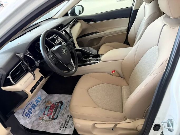 Подержанный Toyota Camry VIII (XV70), 2.5 л, 2019 в Абу-Даби от Al Laith Cars Showroom Белый цвет. GCC | AUTO.AE