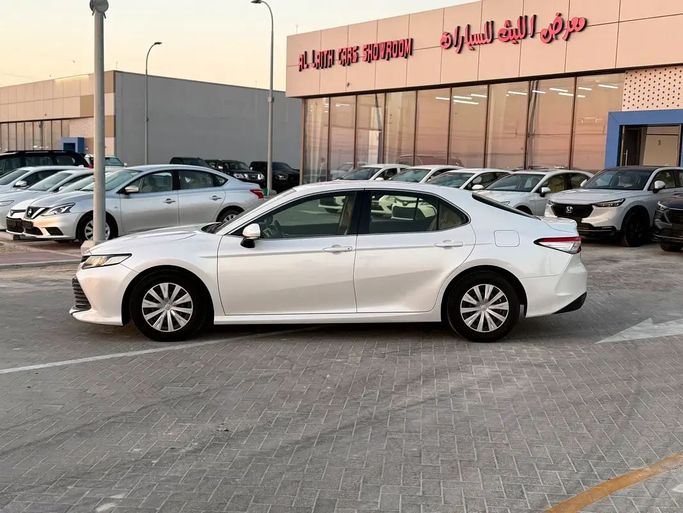 Подержанный Toyota Camry VIII (XV70), 2.5 л, 2019 в Абу-Даби от Al Laith Cars Showroom Белый цвет. GCC | AUTO.AE