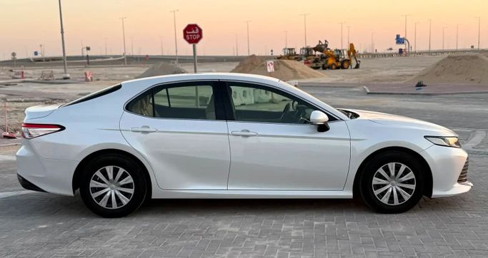 Подержанный Toyota Camry VIII (XV70), 2.5 л, 2019 в Абу-Даби от Al Laith Cars Showroom Белый цвет. GCC | AUTO.AE