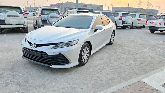 Подержанный Toyota Camry VIII (XV70) Рестайлинг, 2.5 л, 2021 в Абу-Даби от Bin Faraj Automobile Showroom Белый цвет. GCC | AUTO.AE
