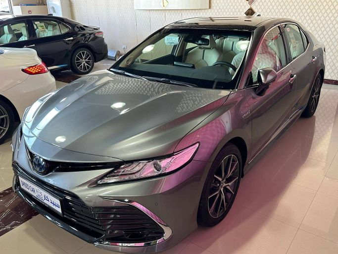 Новый Toyota Camry VIII (XV70) Рестайлинг, 2.5 л, 2023 в Абу-Даби от Speed Car Motors Серый цвет.  | AUTO.AE