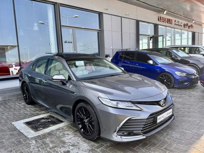 Новый Toyota Camry VIII (XV70) Рестайлинг, 2.5 л, 2023 в Абу-Даби от Speed Car Motors Серый цвет.  | AUTO.AE