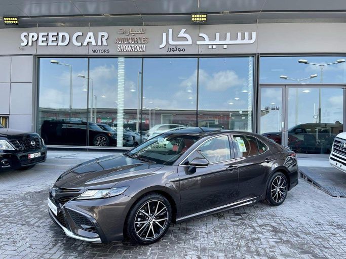 Новый Toyota Camry VIII (XV70) Рестайлинг, 3.5 л, 2023 в Абу-Даби от Speed Car Motors Серый цвет. GCC | AUTO.AE