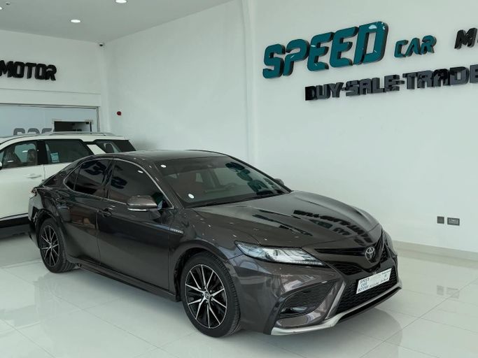 Подержанный Toyota Camry VIII (XV70) Рестайлинг, 3.5 л, 2022 в Абу-Даби от Speed Car Motors Черный цвет. GCC | AUTO.AE