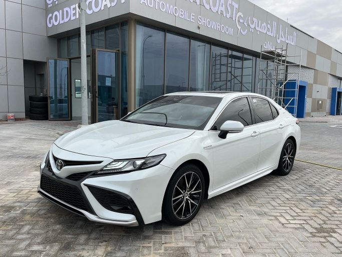 Подержанный Toyota Camry VIII (XV70) Рестайлинг, 3.5 л, 2023 в Абу-Даби от Golden coast automobile showroom Белый цвет. GCC | AUTO.AE