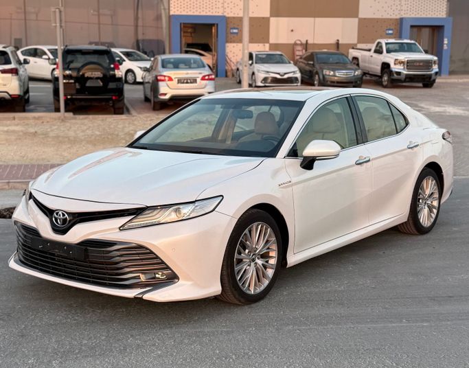 Used Toyota Camry VIII (XV70), 3.5 l, 2019 in Abu Dhabi by Al Laith Cars Showroom, White color. GCC Specs | AUTO.AE