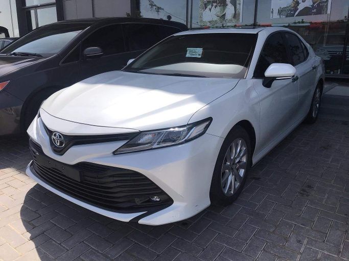 Used Toyota Camry VIII (XV70), 2.5 l, 2019 in Abu Dhabi by Golden coast automobile showroom, White color. GCC Specs | AUTO.AE