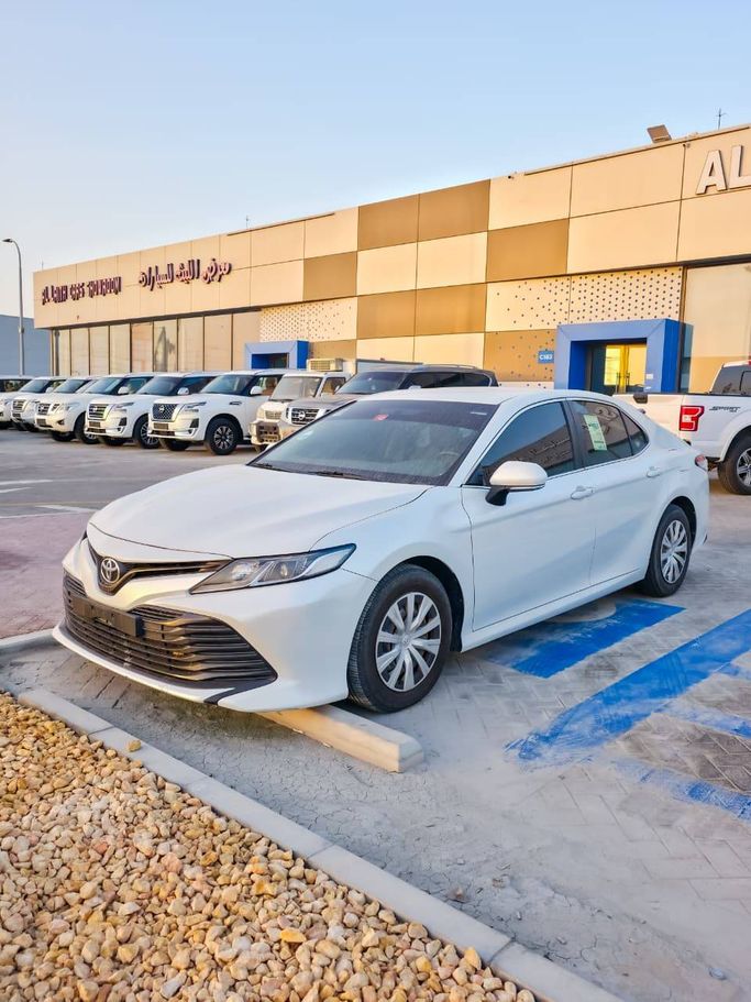 مستعملة Toyota Camry VIII (XV70), 2.5 l, 2019 في في أبو ظبي من Alwesam.almasimotors/auto.ae، اللون أبيض. مواصفات الخليج | AUTO.AE