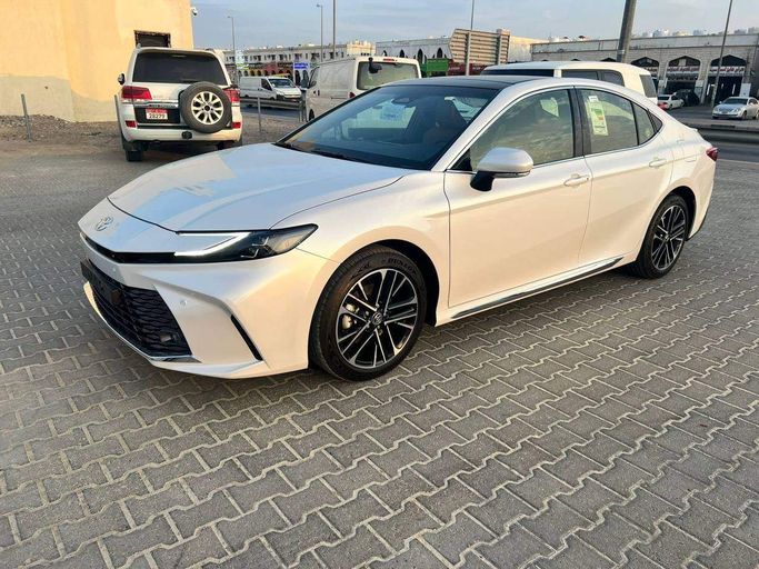 جديدة Toyota Camry التاسع (XV80), 2.5 l, 2026 في في أبو ظبي من AL NOJOOM CARS، اللون أبيض.  | AUTO.AE | إعلان #257823