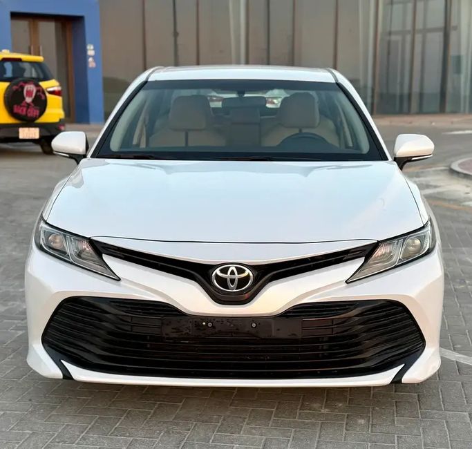 Подержанный Toyota Camry VIII (XV70), 2.5 л, 2020 в ОАЭ, Абу-Даби от Al Laith Cars Showroom Белый цвет. GCC | AUTO.AE | Объявление #275096