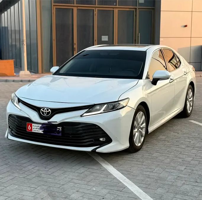 Подержанный Toyota Camry VIII (XV70), 2.5 л, 2018 в ОАЭ, Абу-Даби от Al Laith Cars Showroom Белый цвет. GCC | AUTO.AE | Объявление #275099