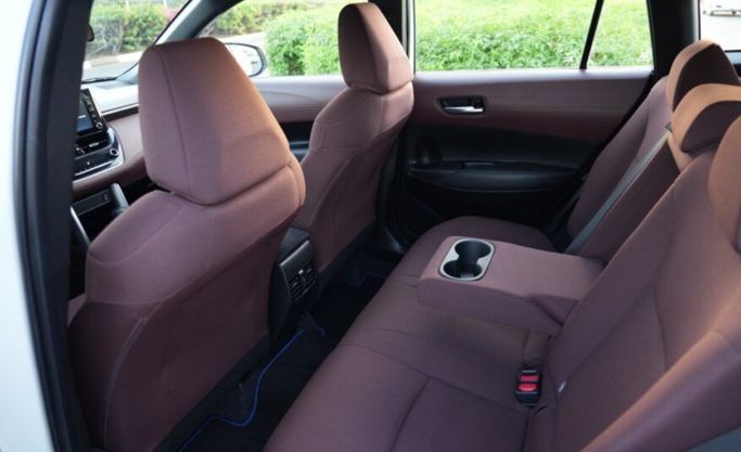 Used Toyota Corolla Cross I, 1.8 l, 2022 in Abu Dhabi by Advantage Motors, White color. GCC Specs | AUTO.AE