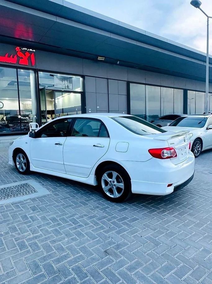 Подержанный Toyota Corolla X (E140, E150) Рестайлинг, 1.8 л, 2013 в Абу-Даби от Al Asad Automobile Showroom Белый цвет. GCC | AUTO.AE