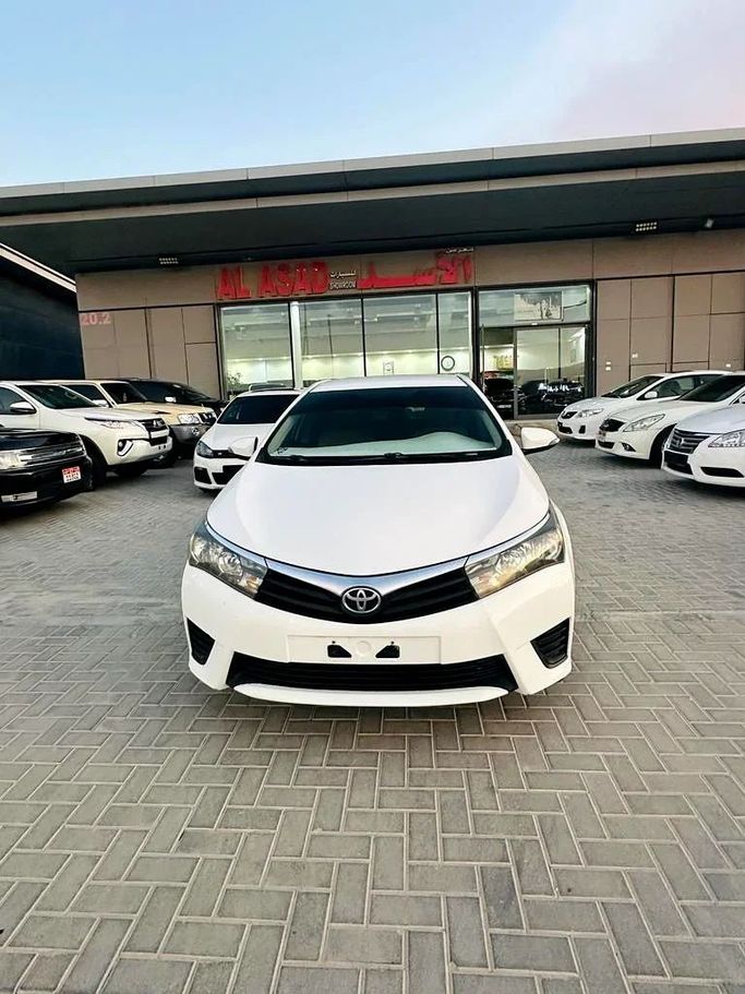 Подержанный Toyota Corolla XI (E160, E170, E180), 1.6 л, 2014 в Абу-Даби от Al Asad Automobile Showroom Белый цвет. GCC | AUTO.AE