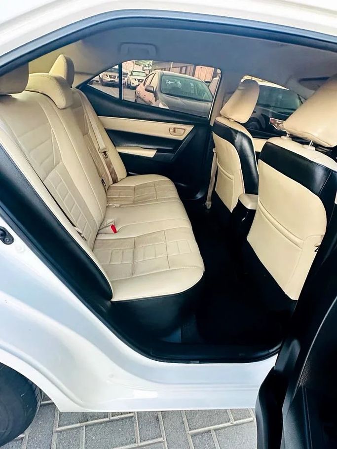 Подержанный Toyota Corolla XI (E160, E170, E180), 1.6 л, 2014 в Абу-Даби от Al Asad Automobile Showroom Белый цвет. GCC | AUTO.AE