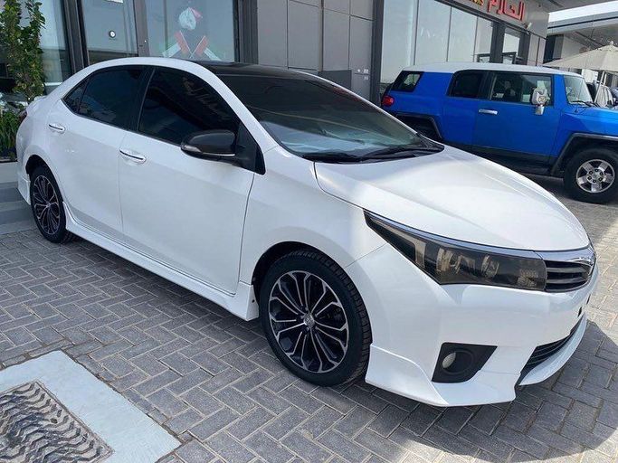 Подержанный Toyota Corolla Sporty XII (E210), 2.0 л, 2019 в Абу-Даби от Golden coast automobile showroom Белый цвет. GCC | AUTO.AE