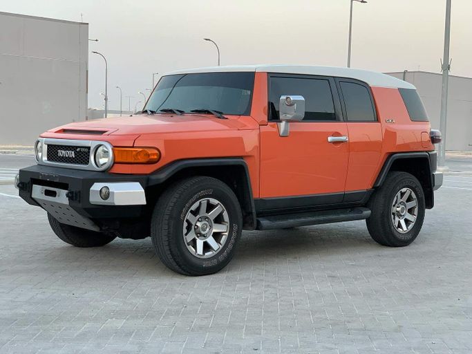 Подержанный Toyota FJ Cruiser, 4.0 л, 2014 в Абу-Даби от Al Fajr Automobile showroom Оранжевый цвет. Other | AUTO.AE